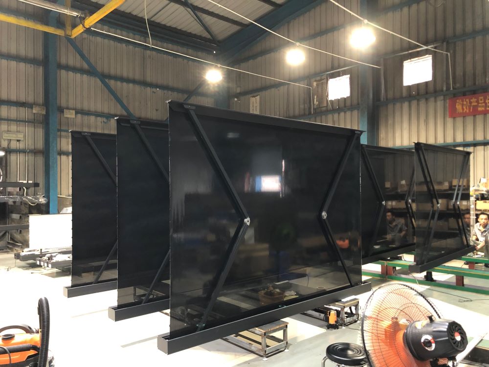 Elektryczny ekran projekcyjny  – Home Cinema Flooring recenzja i cena